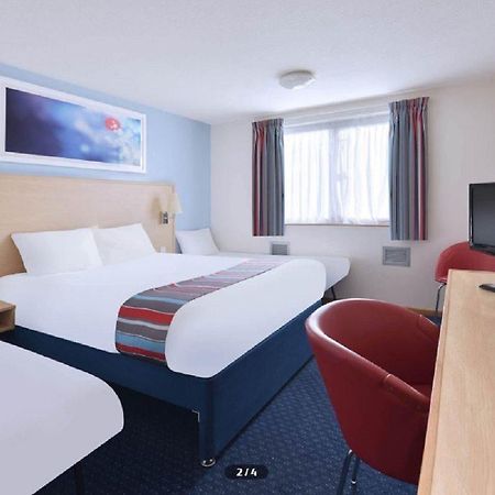 Travelodge Еър Екстериор снимка