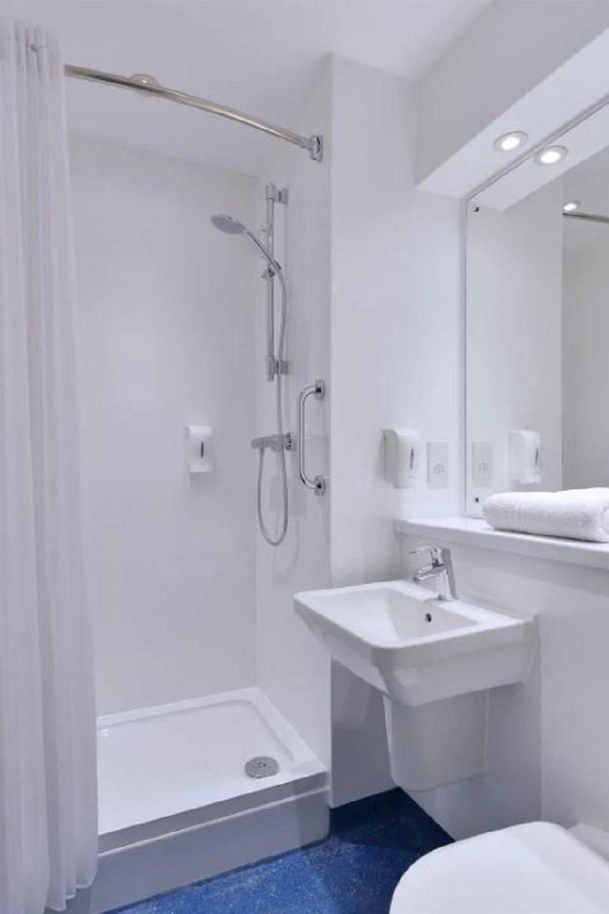 Travelodge Еър Екстериор снимка